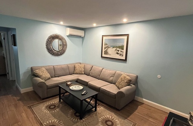 Beach Block Cozy 2-bedroom condo with AC, WiFi in fabulous Ocean City