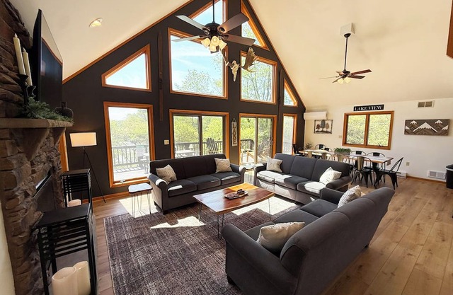Lakeside Lookout Lodge - MASSIVE 6 BR Chalet w/Hot Tub Lake Beach Pool