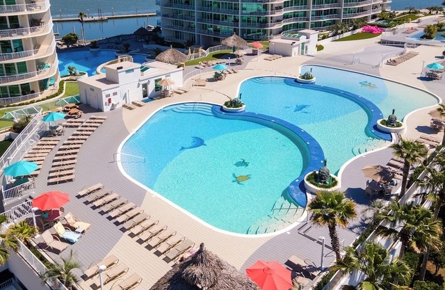 Luxurious Bayside Four Bedroom Condo with Panoramic Views. Complimentary Boat Slip!