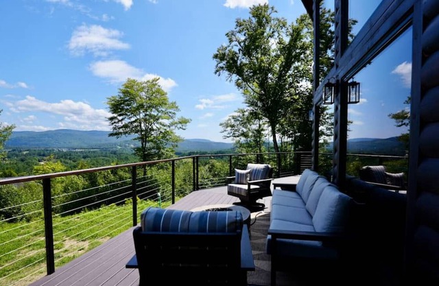 Mountaintop Cabin with Incredible View