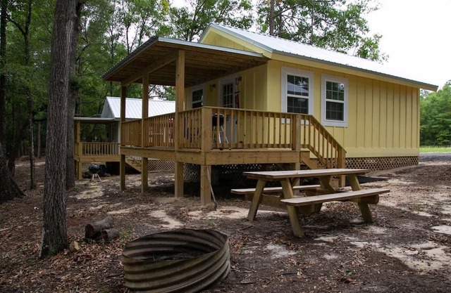 Comfy cabin located in Andalusia, AL