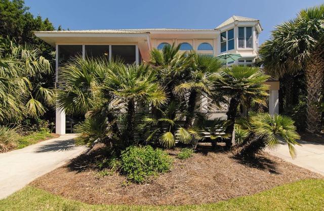 Casa Del Sol-Ocean View Home One Block from Beach Access-Free WiFi,Screened Porch,Crow's Nest