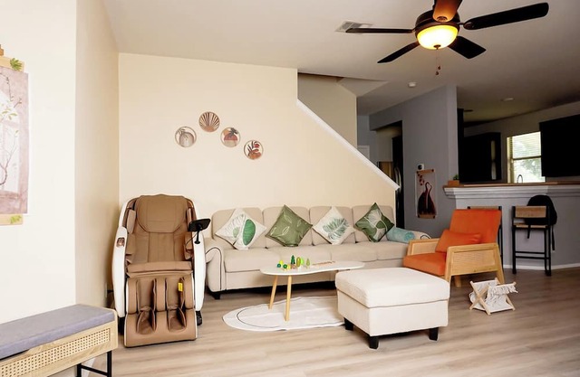 Charming 3-bedroom 6 beds. 2.5 bath. Pools access house with WiFi and AC in Kyle