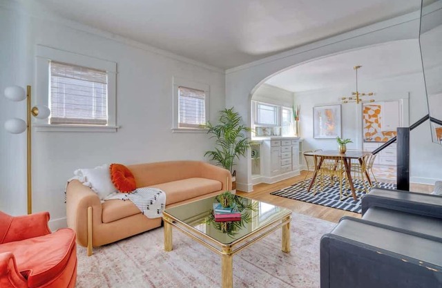 Warhol Suite ~ Art Deco Apartment ~ 92 WalkScore