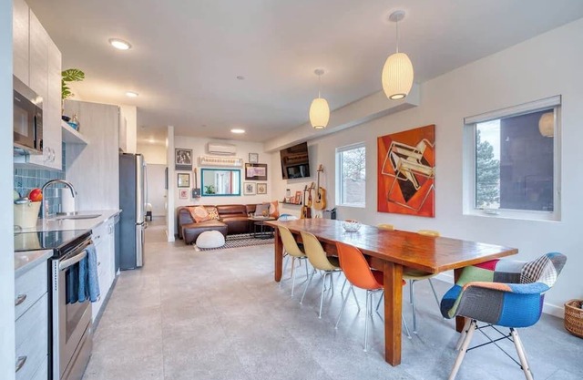 Vintage Cozy Penthouse at Crossroads ~94 WalkScore