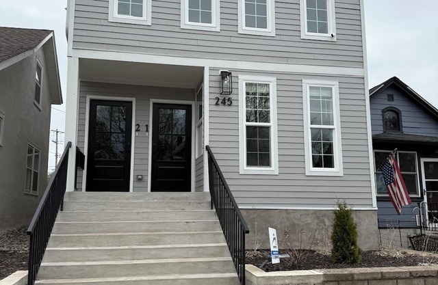 Charming 2-bedroom condo with WiFi, AC in downtown Saint Paul , great location.