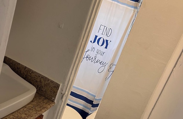 Cozy 1-bedroom Purple apartment in Historic Downtown Phoenix with AC, WiFi