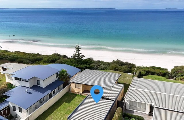 Quay's Cabin - Absolute Beachfront with Views