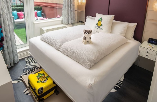Terrace King at Staypineapple, An Artful Hotel, Midtown! Minutes to Times Square