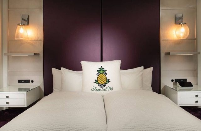 Starlet Queen at Staypineapple, An Artful Hotel, Midtown! Near TImes Square