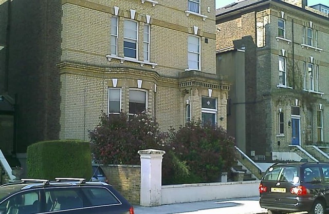 Beautiful studio with en suite and roof terrace located central smart location