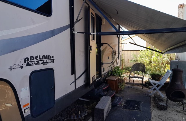 Caravan large kitchen shower toilet fridge airconditioned washing machine
