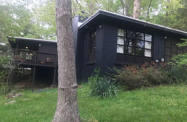 Rustic and restful 2-bedroom lake cabin in Cross Lanes with smart amenities.
