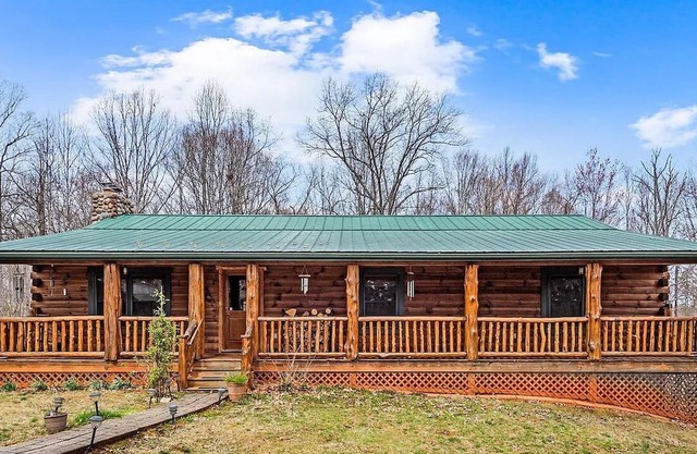 Breathe deep, stay cozy — spacious log cabin living on 30 acres in Aroda, VA