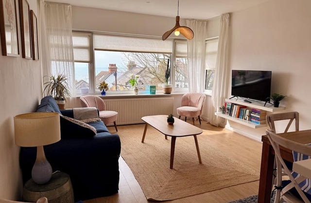 A hidden gem, just 4 minutes from the beach & lively shops & bars of Leigh Town,