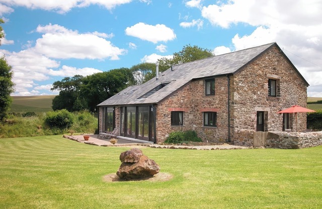 THE RED BARN, pet friendly, luxury holiday cottage in Lydford