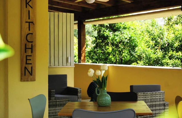 Delightful and refined villa nestled in a green oasis in the city