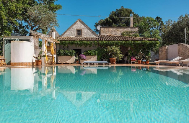 Original trullo, walking distance to Alberobello (UNESCO)n10m x 5m private pool.