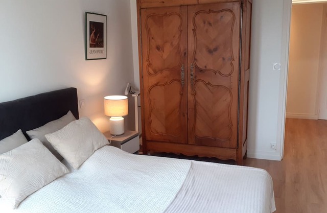 Apartment close to train station, port, restaurants and town center