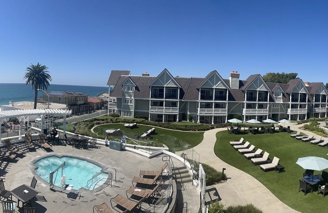 Charming resort in superb Carlsbad Village with ocean view - June 28 to July 5th