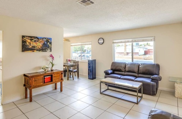 376) Modern Home - sleeps 6!