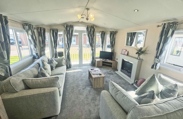 This stunning holiday home with a double bedroom and en suite W.