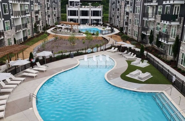 5min to DT | Pool | King Bed | Full Gym | Parking