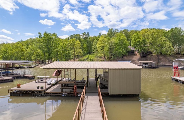 Moss Hollow - Four bedroom house in quiet cove!