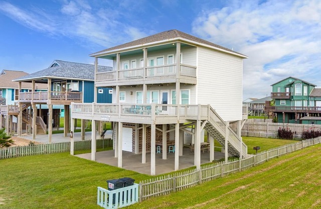 B3 Sand Ranch: 4 BR, 3 BA House in Crystal Beach, Sleeps 14