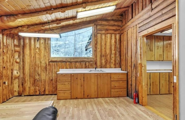3-bedroom Log Cabin in Charming Salcha with Free WiFi, Mountain Views & Private