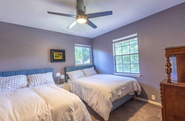 Huge 4 Bedroom MCM House, Walk to Downtown!