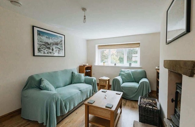 Elm House Cottage: Charming Country Cottage with Log Burner