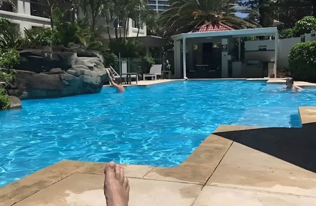 Beautiful 3BR Apartment 70m walk to beach