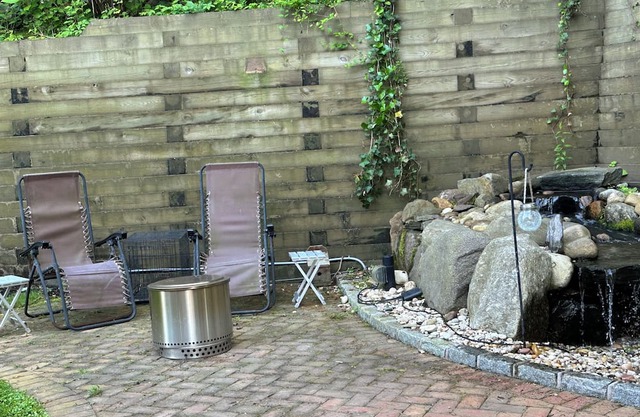 Walk to beach in this charming home with ac and wifi