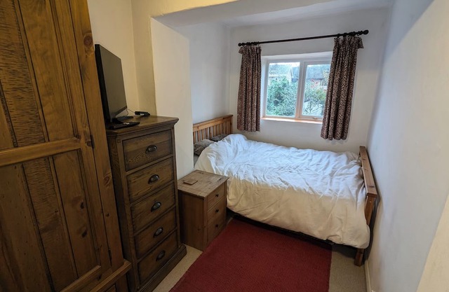 2-Bed cosy cottage in a quiet market town, south facing views