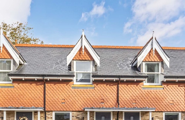 BOURNECOAST: Modern terraced mews - garden/parking - near beach/town centre 9624