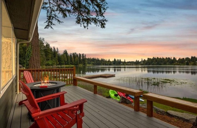 Pine Cove Cottage-Waterfront