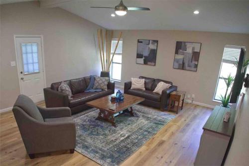 Tranquil Retreat: 3BR Haven near Celina Sq