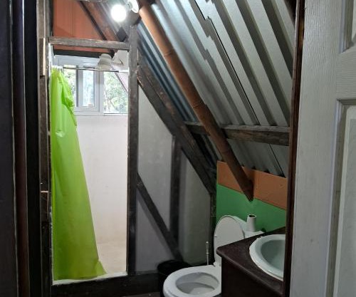 KARLITAS habitaciones, restaurante y Parquéo