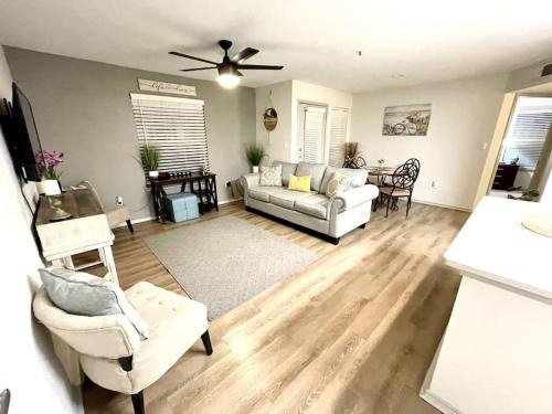 Cozy Apt by SAT Intl w/ pool + gym