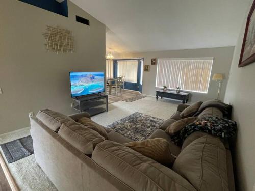 Spacious home 2.4 miles from Westgate Entertainment