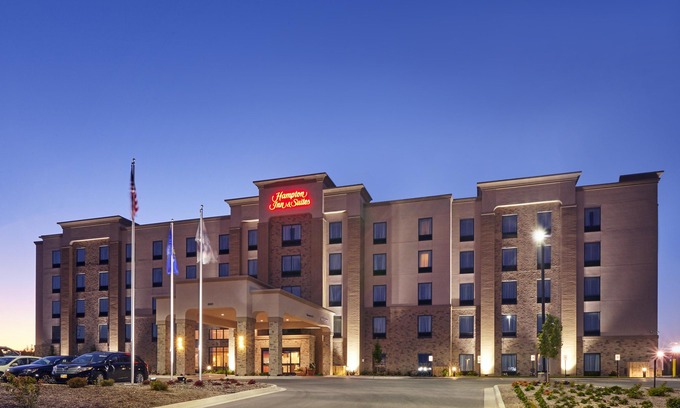 Franklin Hotel | Hampton Inn & Suites Milwaukee/Franklin