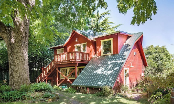 Woodstock House | Make you vacation special in our restored carriage house loft