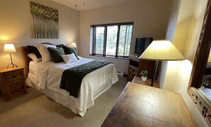 Mont-Tremblant Condo | Lovely on the mountain 1-bedroom with fireplace.