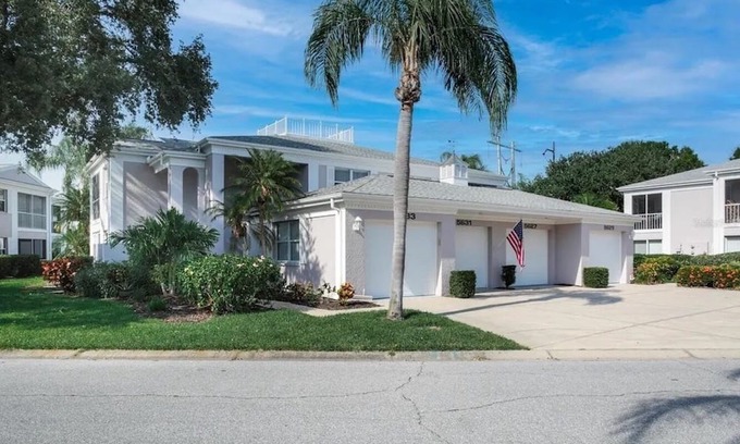 Braden River Condo | Updated And Located behind Nathan Henderson Park. Home of World Rowing Champ....