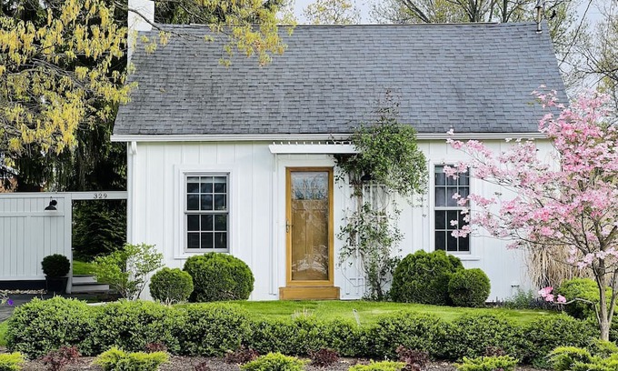 State College House | Chill at the Hot Tub, Cuddle by the Fire, Vintage Vibes Casa