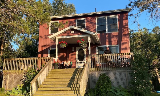 Scugog Cottage | Big Red Cottage with amazing lakeviews!