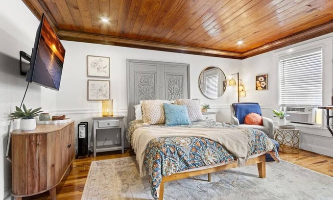 Downtown Apartment | Eclectic Downtown Studio w/Free Parking