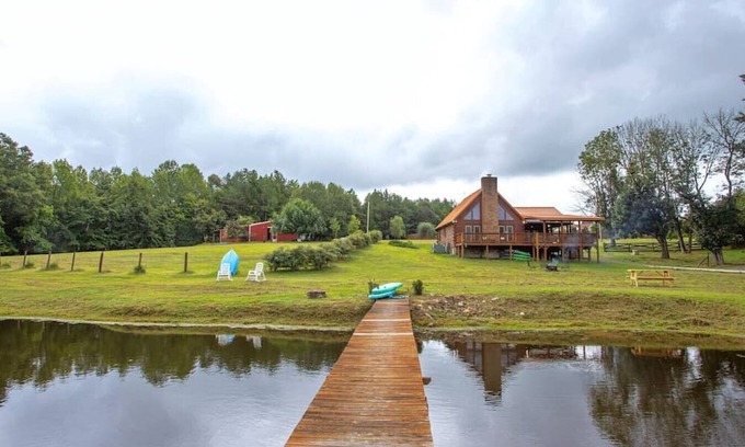 Hurdle Mills Cabin | Modern hot tub lodge on 25 acres w/ private lake