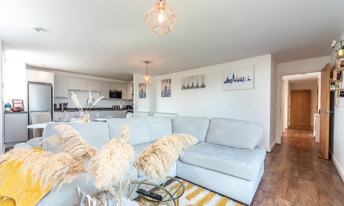 Glyndon Apartment | Pass the Keys | Modern and Scenic 2 Bed 2 Bath Flat With River Views